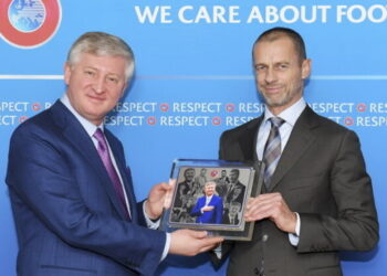 Президент Шахтера Ринат Ахметов получил специальную награду от УЕФА