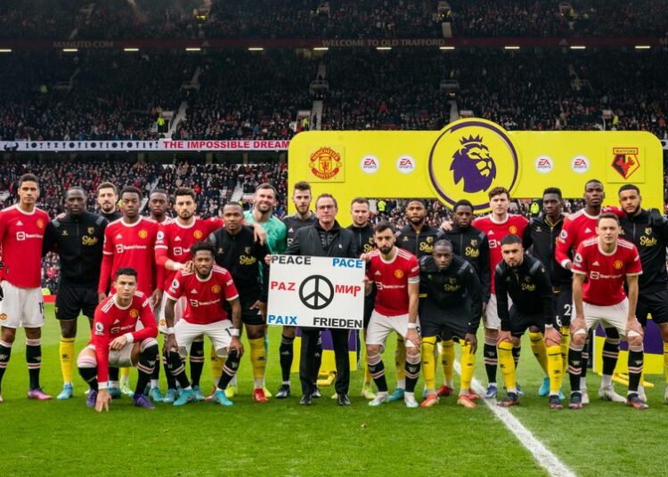 Игроки «Манчестер Юнайтед» и «Уотфорд» стоят за транспарантом, призывающим к миру в Украине