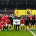 Игроки «Манчестер Юнайтед» и «Уотфорд» стоят за транспарантом, призывающим к миру в Украине